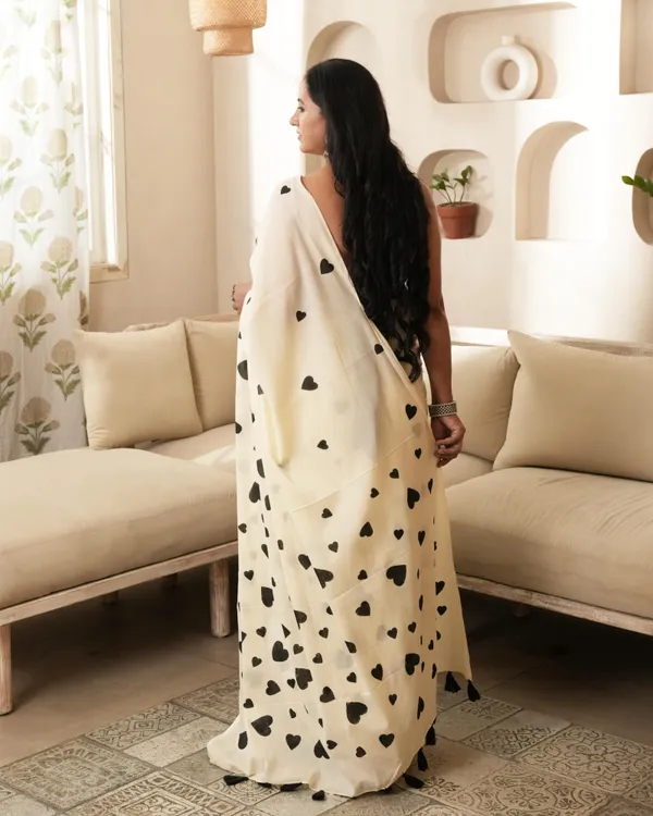 Ivory_Cotton_Heart_H_Block_Printed_Mul_Saree_With_Tassels_For_Women